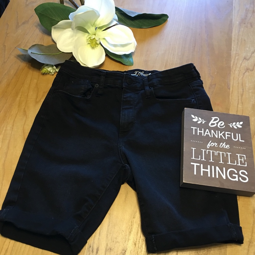 Universal Thread High Rise Bermuda Short 8/29R
